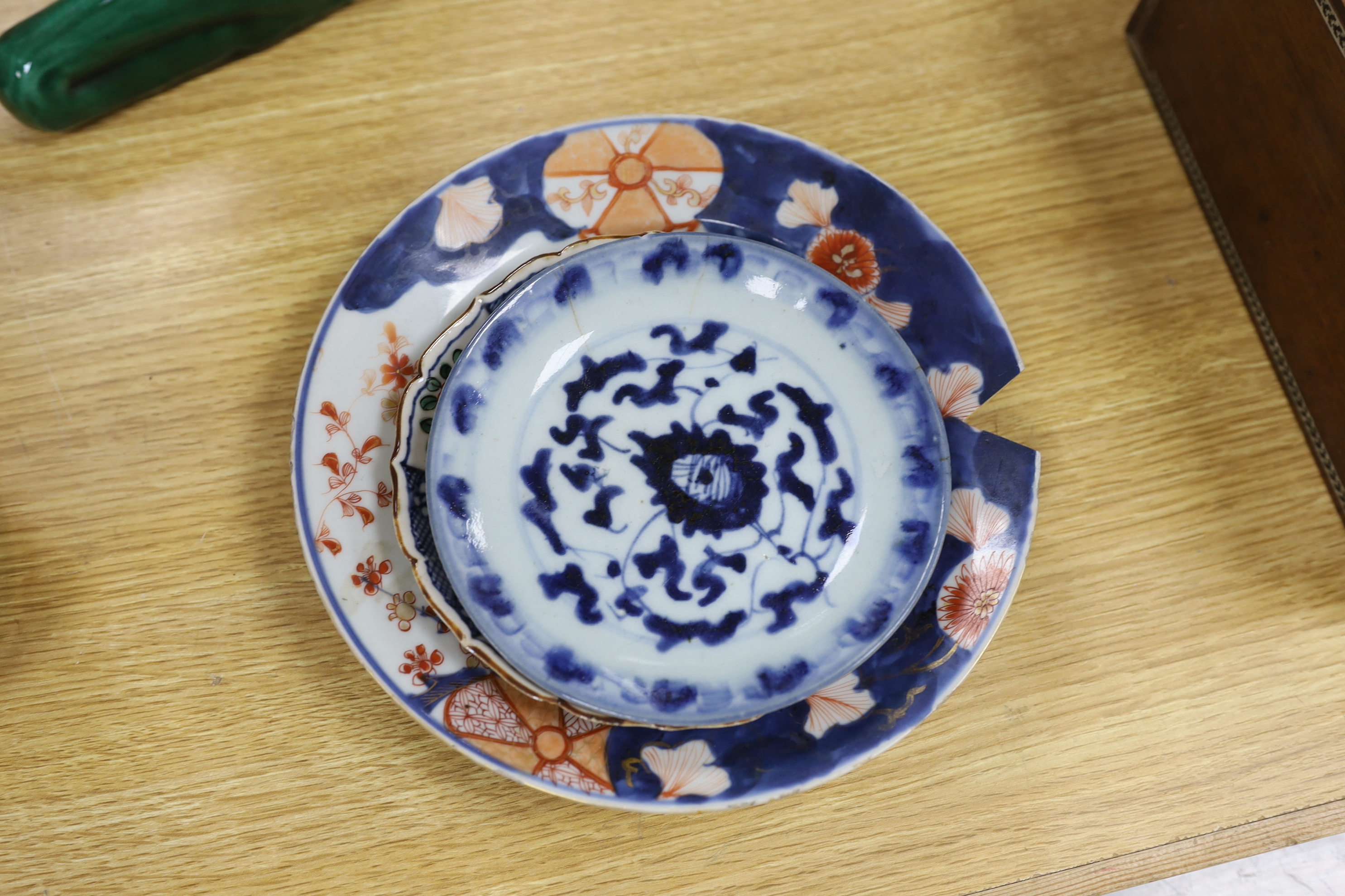 A Chinese famille rose vase, 16cm tall, together with a Japanese Imari plate and two others